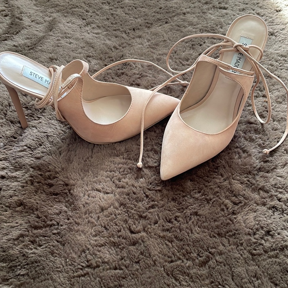 Lace up pump